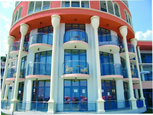 Soluzione parapetti curvati in lamiera stirata