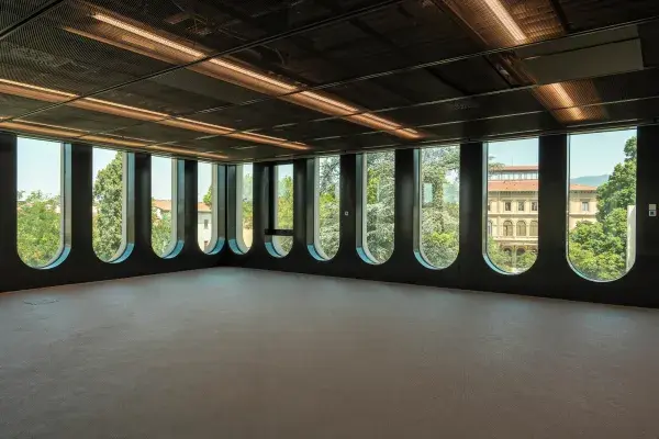 Vista della controsoffittatura e delle ampie vetrate