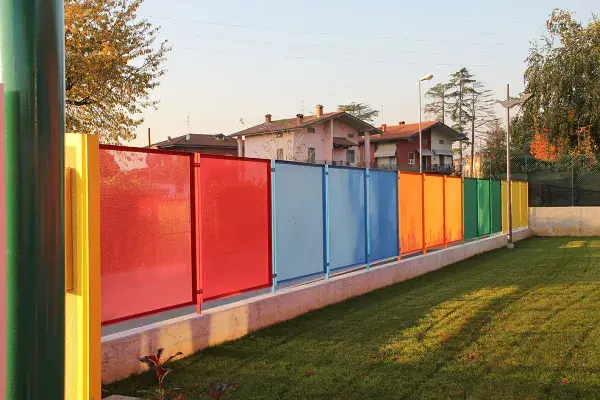 Pannelli di recinzione colorati e accostati